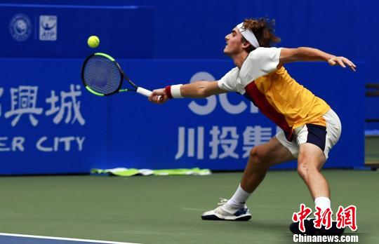 副攻在拦网 副攻在拦网